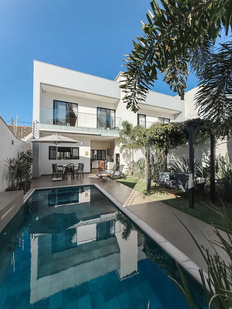 Piscina privativa de uma villa Kamabre