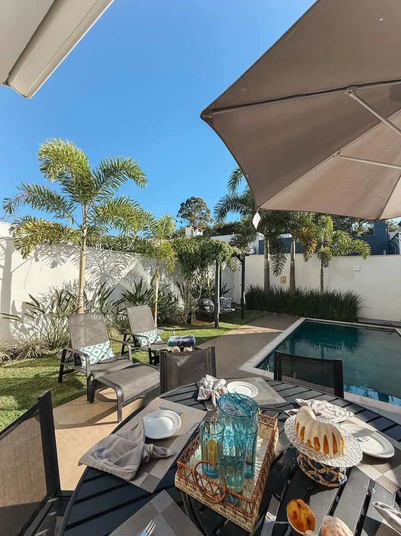 Mesa posta à beira da piscina
