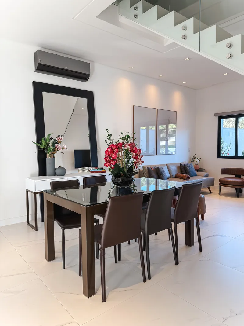 Mesa preparada em uma villa Kamabre