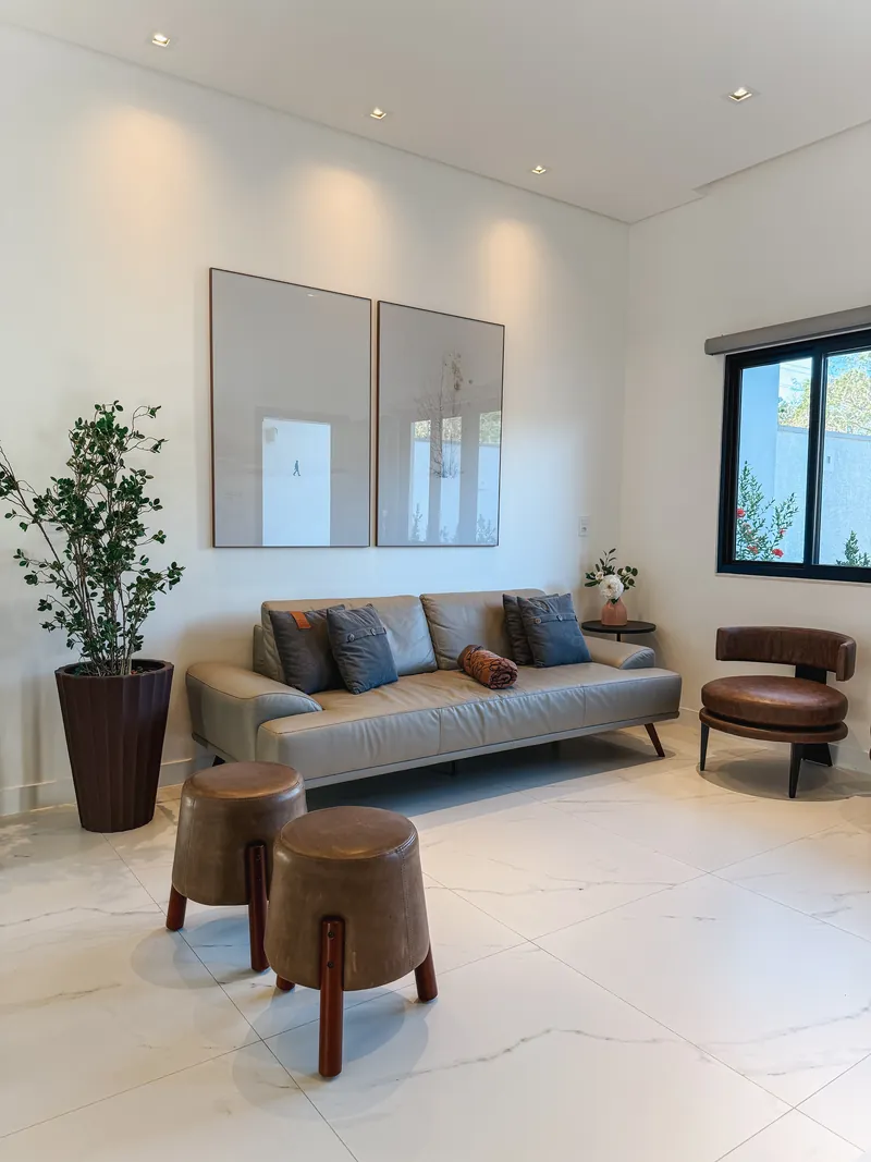 Sala de estar de uma villa Kamabre
